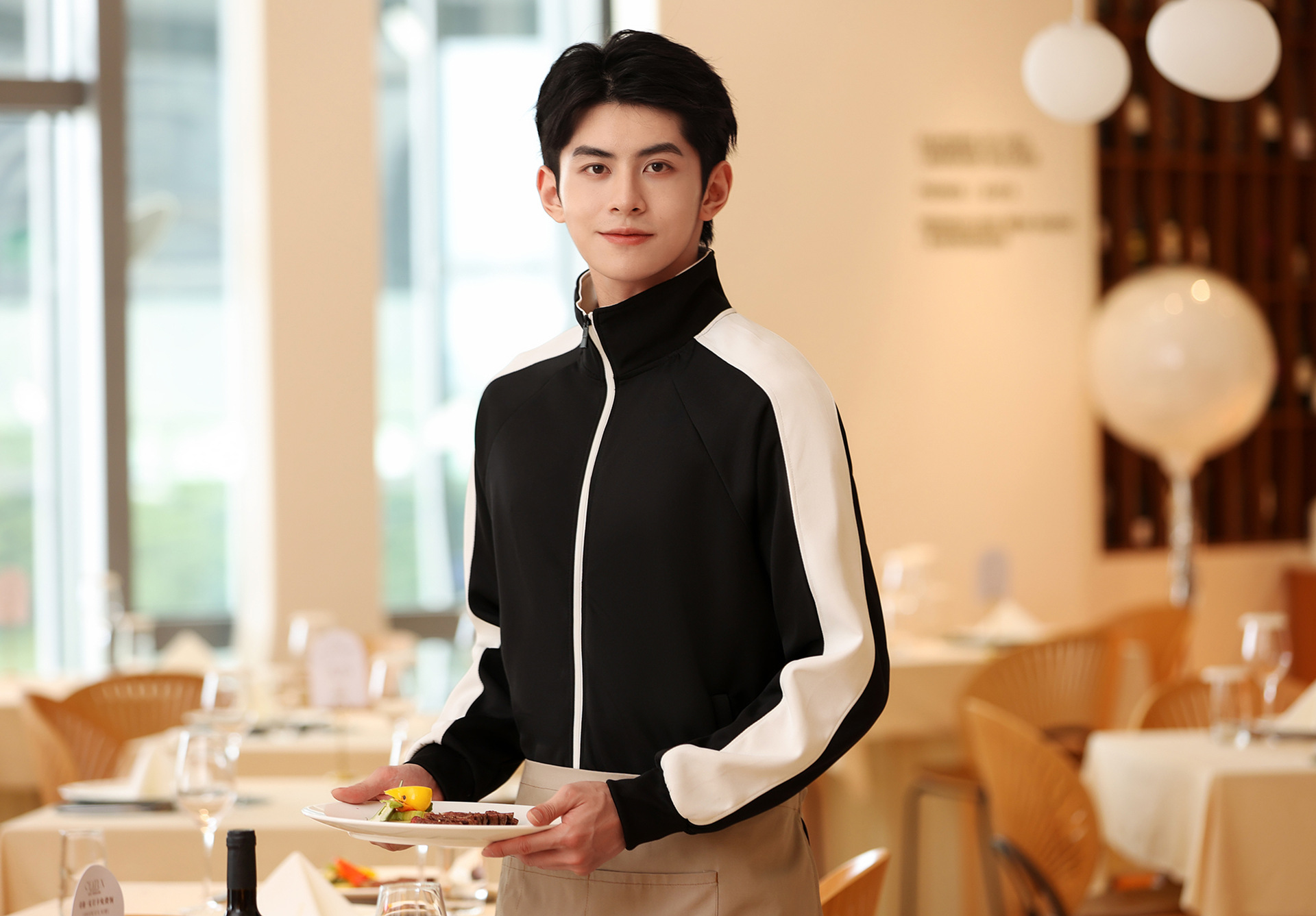 定制衛(wèi)衣 餐飲超市酒店服務(wù)員工作服的秋冬新風尚